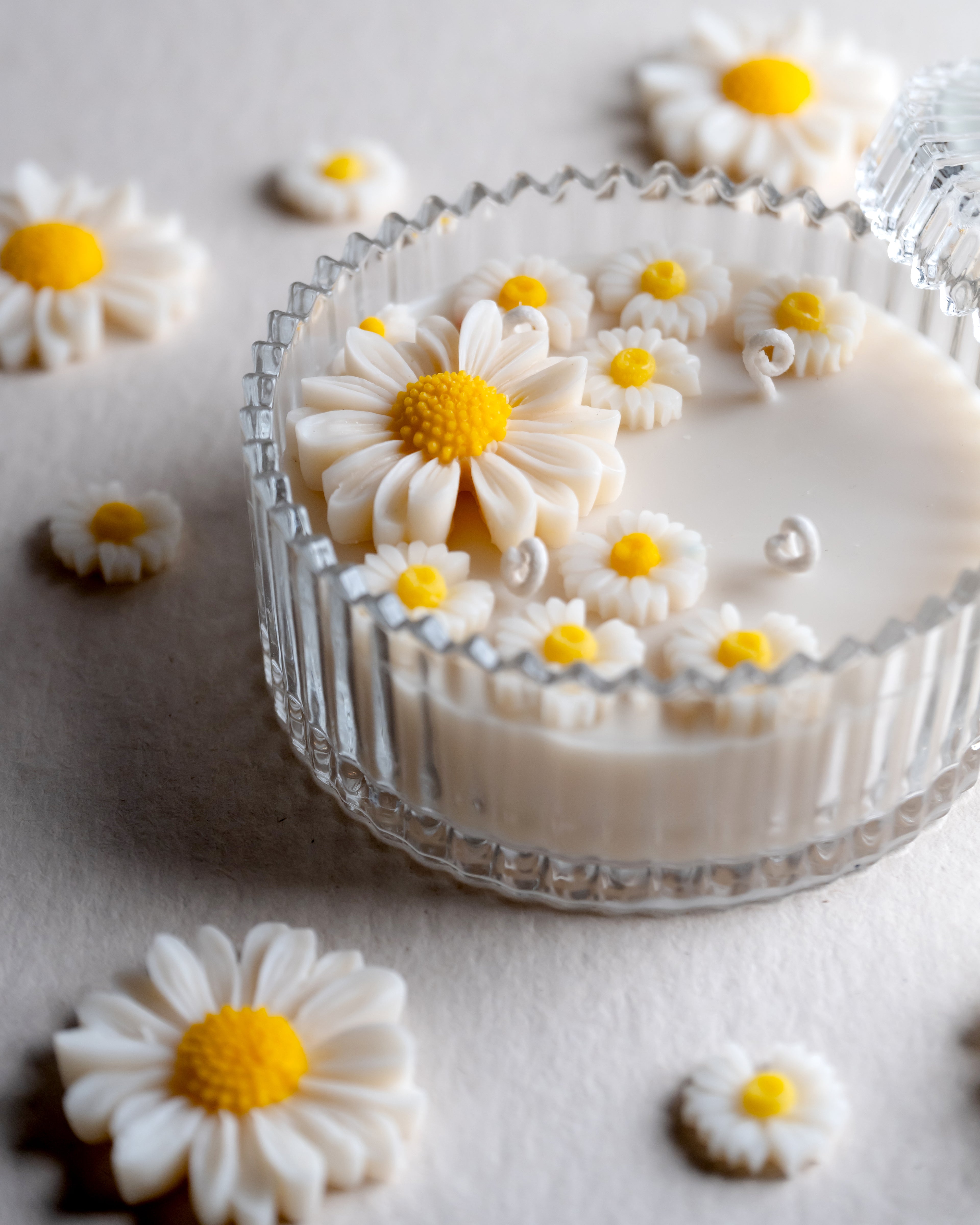 Large Sunny Daisy Warm Vanilla Scented Candle | EMBER™ Sunny Daisy