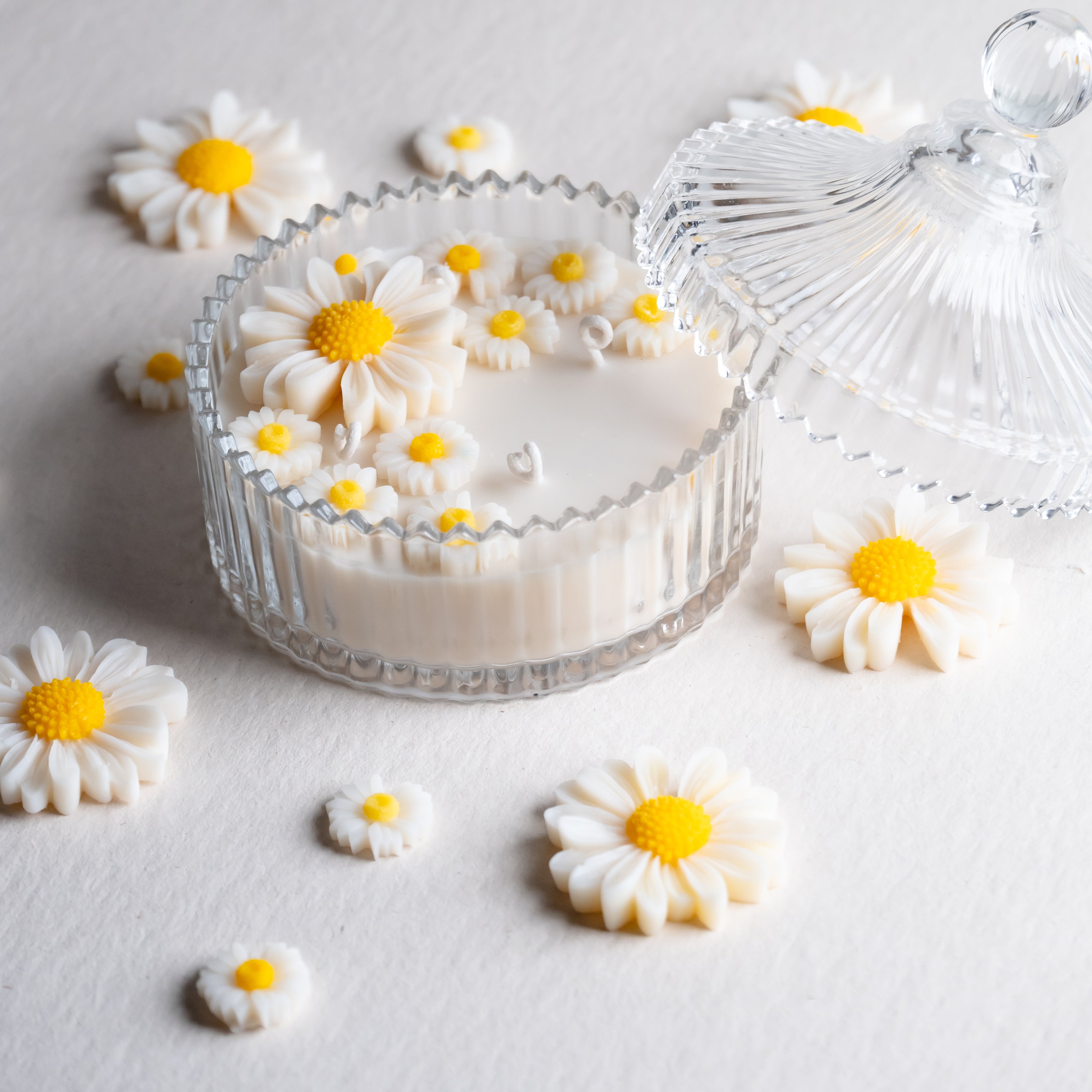 Large Sunny Daisy Warm Vanilla Scented Candle | EMBER™ Sunny Daisy